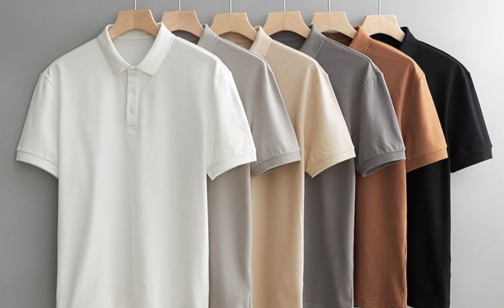 Áo Polo nổi bật với vẻ ngoài vừa lịch lãm vừa thoải mái có điểm đặc trưng là phần cổ bẻ và hàng nút cài nhỏ (thường từ 2-3 nút), tạo sự chỉnh chu hơn hẳn áo phông T-shirt thông thường.