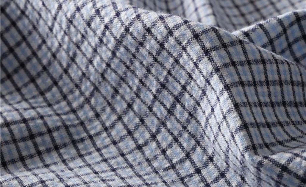 Vì vải Seersucker khá "nhạy cảm" với nhiệt độ cao nên bạn chỉ nên giặt vải này với nước lạnh