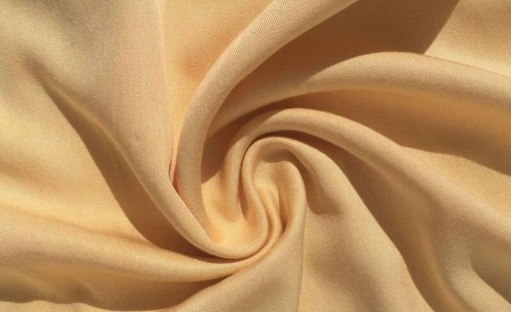 Vải cotton nổi tiếng với khả năng thấm hút mồ hôi vượt trội, mang lại cảm giác mềm mại và thoáng khí. 