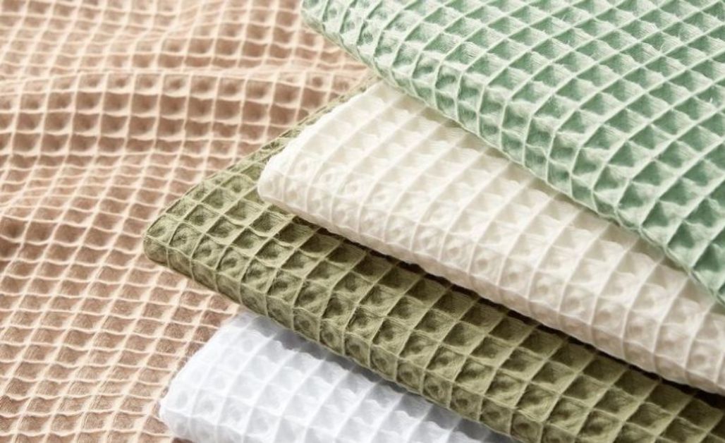 Vải Waffle có cấu trúc dệt là các ô vuông nhỏ li ti được tạo ra nhờ kỹ thuật dệt kim tinh xảo, có vẻ ngoài giống tổ ong