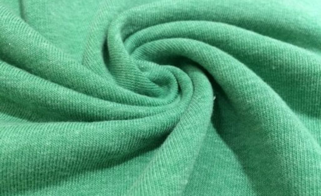 Vải Cotton Khô là một biến thể tiên tiến của cotton truyền thống, được làm từ 100% sợi bông tự nhiên và trải qua quá trình xử lý kỹ thuật chuyên sâu