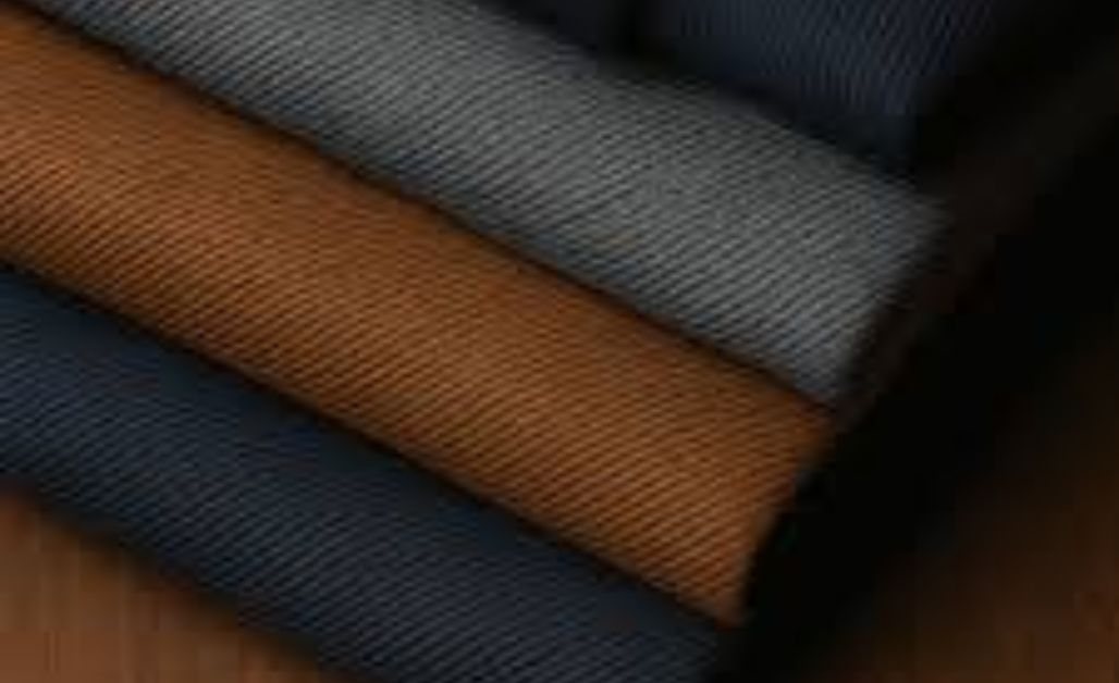Vải Twill là loại vải có kiểu dệt nổi bật với các đường vân chéo, có độ bền vượt trội và khả năng giữ form áo cực tốt.