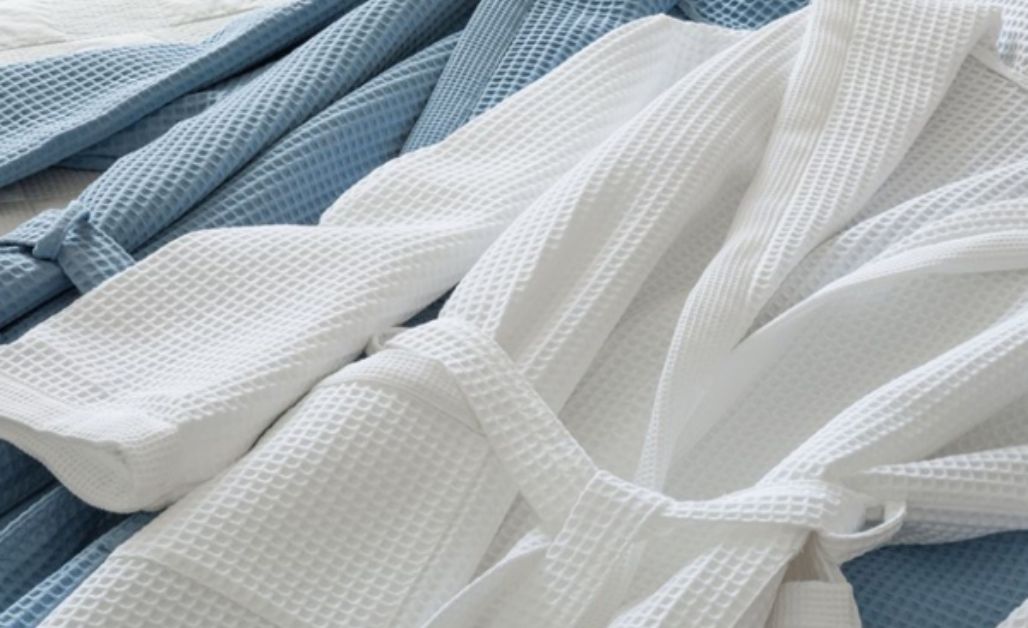 Vải Waffle được dùng để may các loại áo khoác, áo len, áo sơ mi, váy hay quần áo trẻ em.