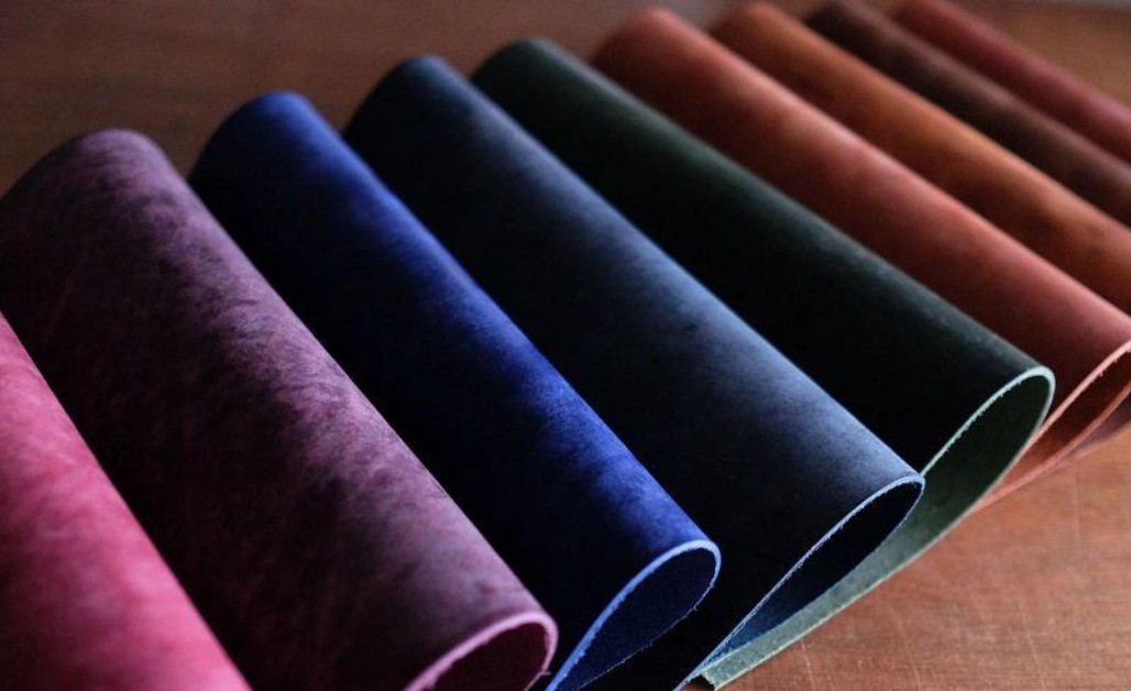 Trong sản xuất may mặc, da Nubuck là lựa chọn để làm áo khoác và váy giữ ấm tốt mà còn mang lại vẻ ngoài sang trọng, năng động.