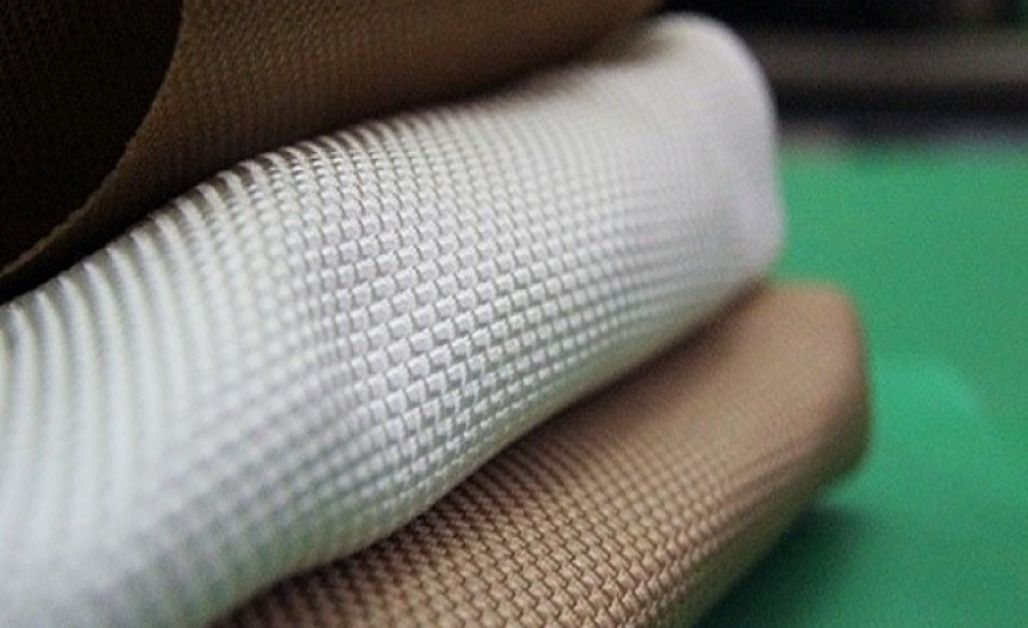 Vải Polyamide còn thường được biết đến với tên gọi Nylon, là một loại sợi tổng hợp được tạo ra từ phản ứng hóa học của than và dầu thô.