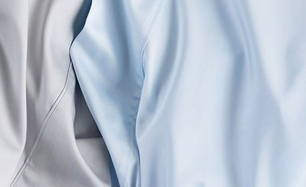 Nên giặt tay nhẹ nhàng các trang phục vải kate ý để hạn chế tình trạng nhăn hay hư hỏng form áo.