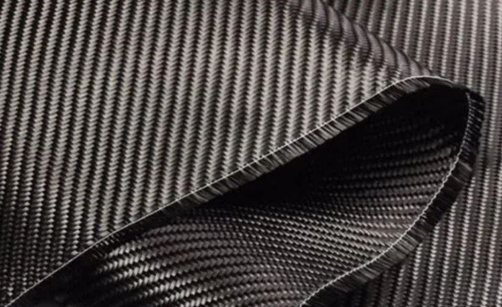 Vải sợi carbon được làm chủ yếu từ các sợi carbon nguyên chất, thường là từ sợi polyacrylonitrile (PAN) sau quá trình xử lý nhiệt, oxy hóa và carbon hóa.