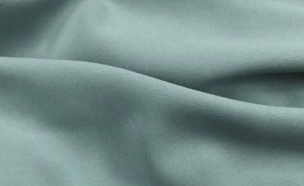 Vải Tuyết mưa là vải may quần tây có độ bền cao, ít xù lông, nhão hay chảy xệ, khả năng co giãn tốt, mang lại sự thoải mái khi mặc. 