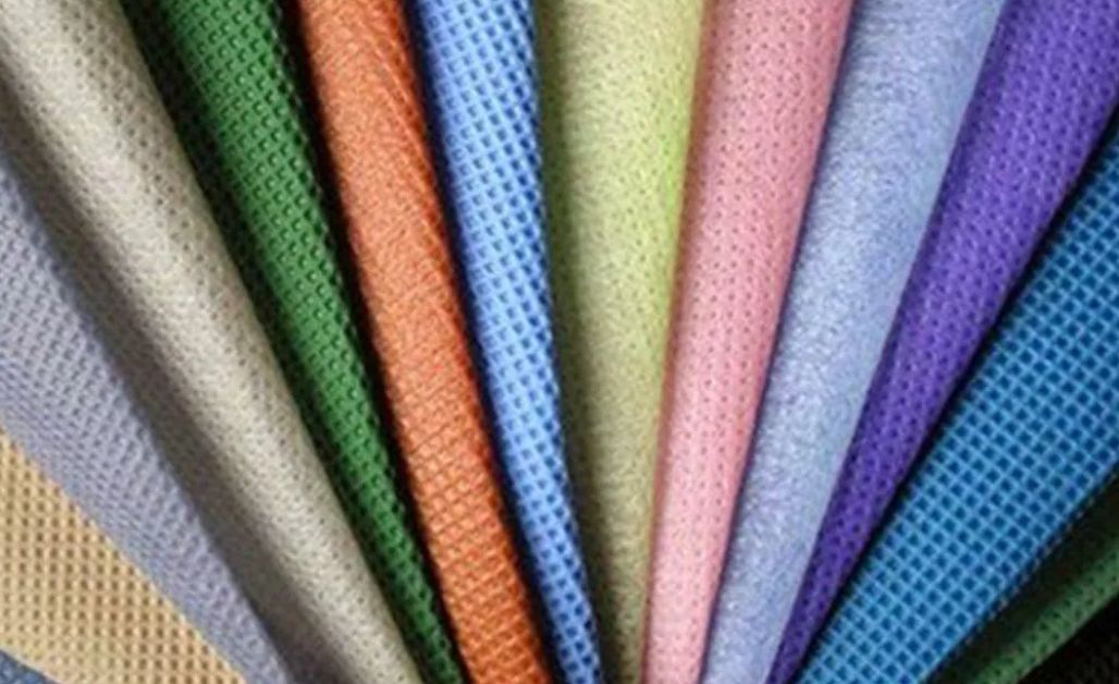 Vải thun cá sấu Poly 4 chiều là vải dệt kim đan ngang, với kiểu dệt Pique đặc trưng