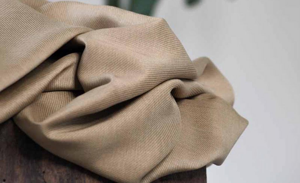 Viscose là một loại sợi tự nhiên tái tạo với đặc tính mềm, rũ và thấm hút mồ hôi tốt tuy nhiên thường dễ nhăn.
