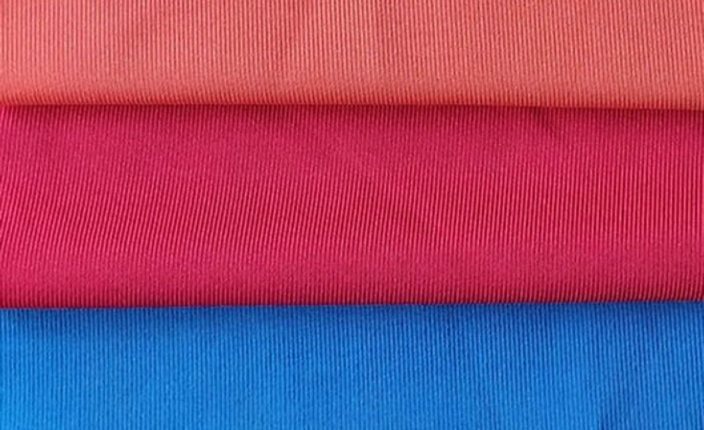 Định lượng phổ biến của vải thun lạnh là khoảng 120 – 180 g/m², mỏng nhẹ, tạo cảm giác thoáng mát và dễ chịu khi mặc, không gây nặng nề hay bí bách.