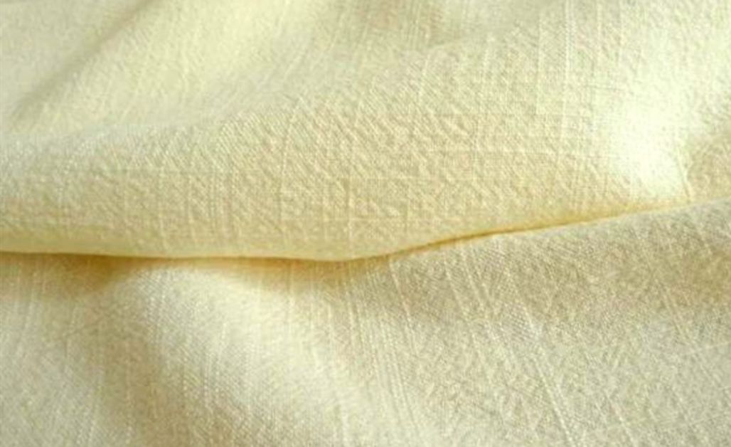 Rayon là vải tổng hợp có khả năng thấm hút mồ hôi và tạo cảm giác mát mẻ. 