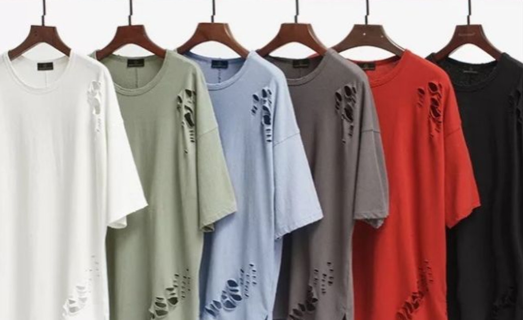 Áo thun nam rách là kiểu áo được thiết kế cố ý với các chi tiết rách, cắt xẻ hoặc mài mòn tại vị trí như ngực, tay áo, vai hoặc gấu áo, mang phong cách bụi bặm, cá tính và nổi loạn. 