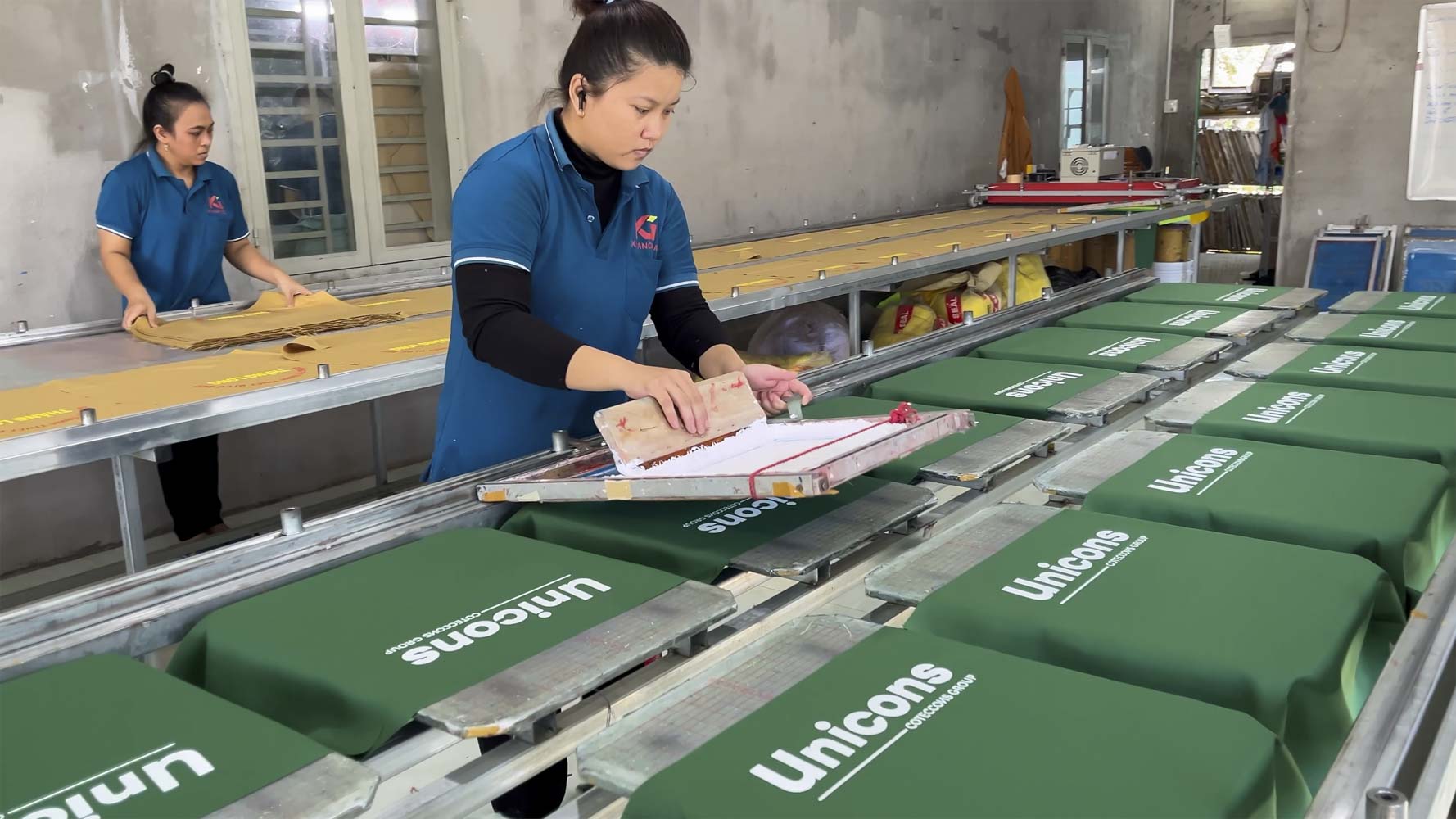 In ấn logo áo công nhân xây dựng