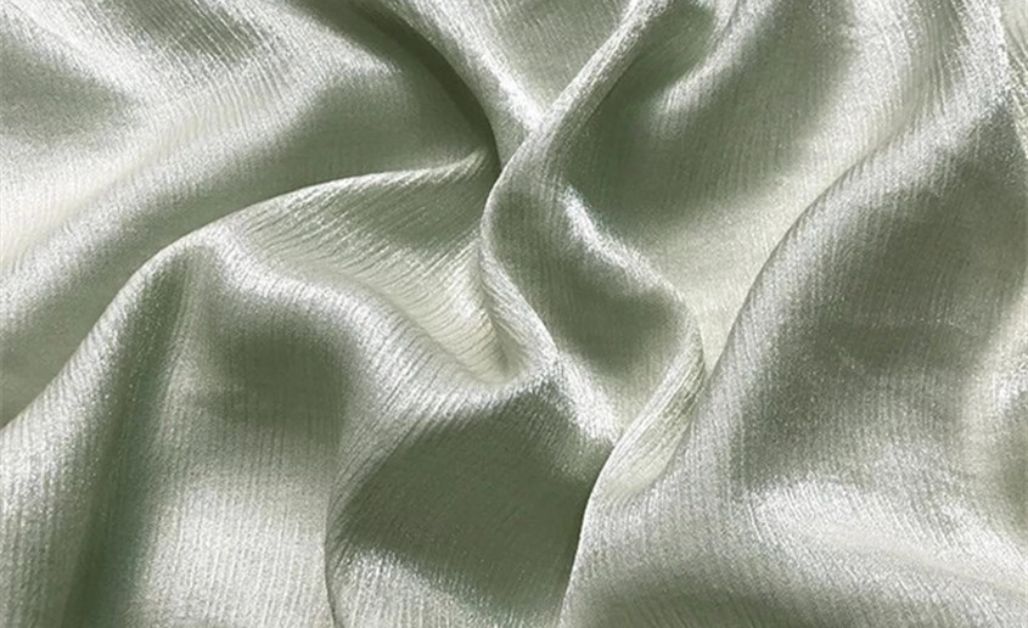 Vải linen lụa được ưa chuộng để may áo dài, khăn choàng và các trang phục sang trọng