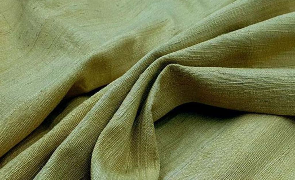 Vải lụa nhật là loại vải dệt từ sợi tơ tằm tự nhiên hoặc các loại sợi tổng hợp/bán tổng hợp cao cấp khác (như polyester, rayon) được xử lý bằng công nghệ tiên tiến của Nhật Bản để mô phỏng hoàn hảo vẻ đẹp, độ mềm mại, bóng mượt và độ rủ của lụa tơ tằm nguyên chất.