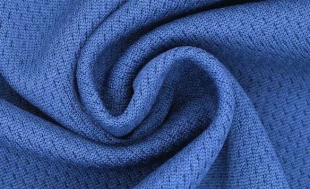 Vải dệt kim là loại vải được sản xuất bằng phương pháp dệt sử dụng hệ thống kim hoặc chổi dệt, trong đó các sợi vải được móc vòng và liên kết lại với nhau để tạo thành tấm vải.