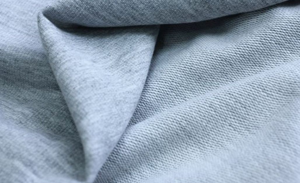 Vải nỉ ( hay còn gọi là Polar Fleece) đây là loại vải kết hợp giữa sợi len và sợi nhân tạo được ra đời từ năm 1990.