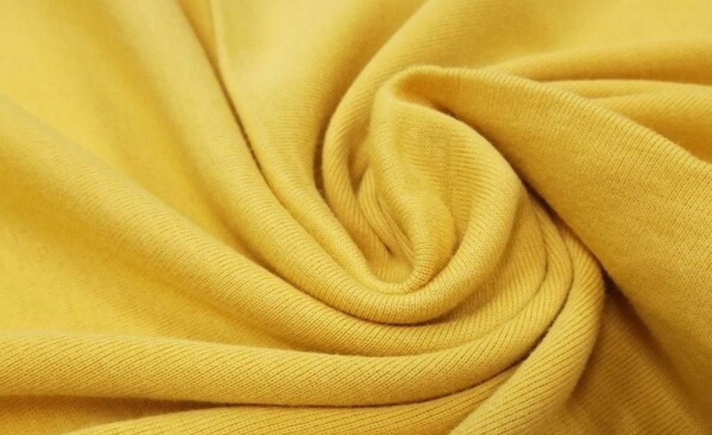 Vải cotton có ưu điểm nổi bật là khả năng thấm hút mồ hôi vượt trội, giúp cơ thể bạn luôn khô thoáng, dễ chịu, không gây bí bách