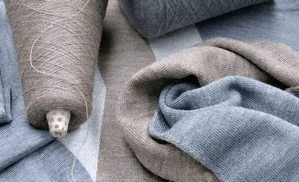Vải Cashmere có thành phần là 100% sợi protein tự nhiên, được lấy từ lớp lông tơ mềm mại của dê Cashmere.