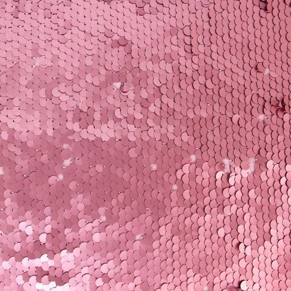 Vải sequin là loại vải được trang trí bằng các hạt lấp lánh nhỏ