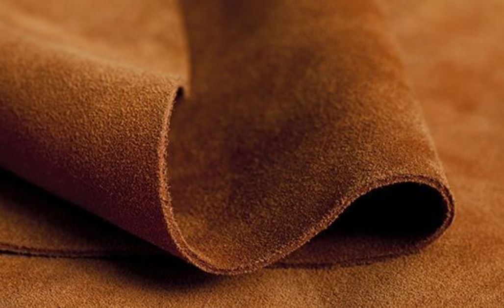 Da lộn (suede) nổi bật với vẻ đẹp tự nhiên và cảm giác sang trọng đặc trưng.