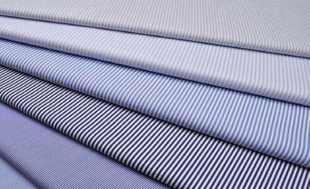 Vải dệt thoi có điểm đặc trưng là ít co giãn chỉ có thể giãn nhẹ theo đường chéo, giúp trang phục giữ form tốt và bền đẹp.
