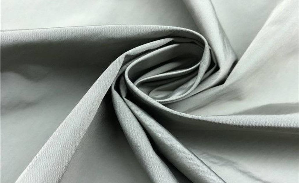 Vải nylon là chất liệu nổi tiếng với đặc tính siêu nhẹ, siêu bền và khả năng chống nhăn vượt trội.