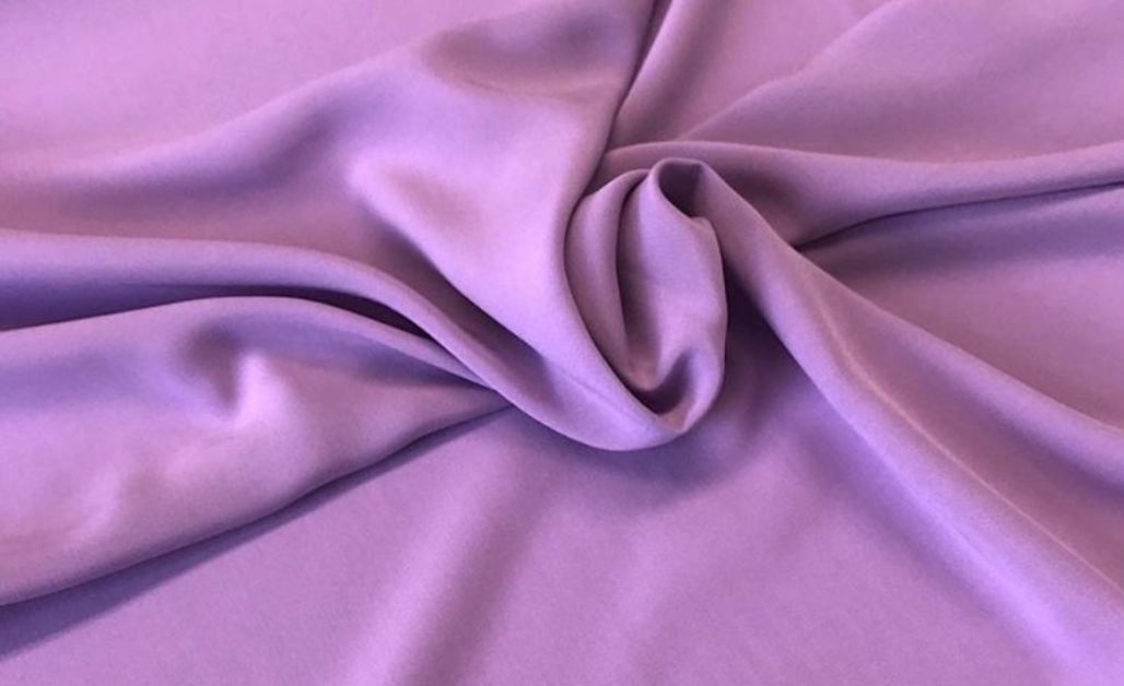 Vải thun lạnh là loại vải kết hợp giữa polyester và spandex, mang lại cảm giác mềm mại, co giãn tốt và cực kỳ thoáng khí. 