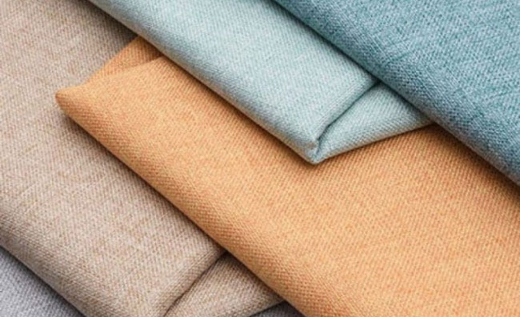 Vải đũi là một loại vải có nguồn gốc từ kén tơ tằm có điểm đặc trưng là bề mặt thô,  xốp và trọng lượng nhẹ.
