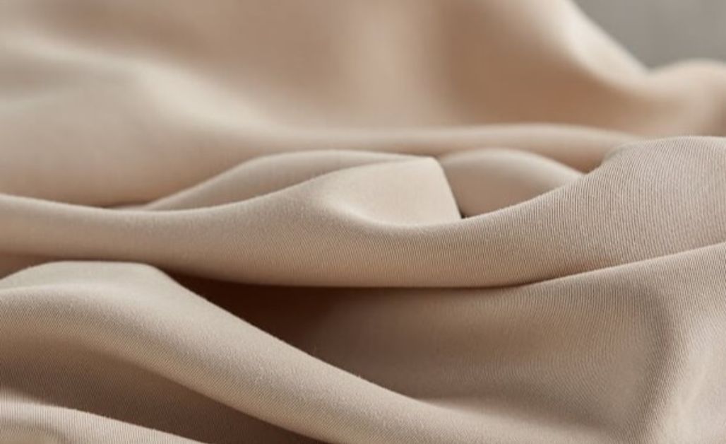 Vải lụa Tencel Lyocell thường được dùng trong sản xuất chăn ga gối đệm cao cấp, đồ lót, trang phục thể thao và các sản phẩm thời trang mặc hàng ngày đòi hỏi sự thoải mái tối đa.