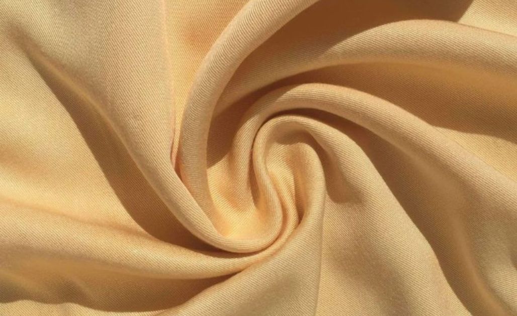 Lyocell (hay Tencel) là một loại sợi cellulose được sản xuất từ bột gỗ bạch đàn, mềm mại, sang trọng như lụa, có khả năng thấm hút và thoáng khí. 