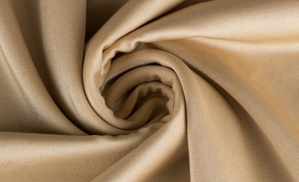 ải Lycra mềm mại, giúp trang phục ôm sát cơ thể và tôn dáng, tạo vẻ ngoài gọn gàng và thu hút.