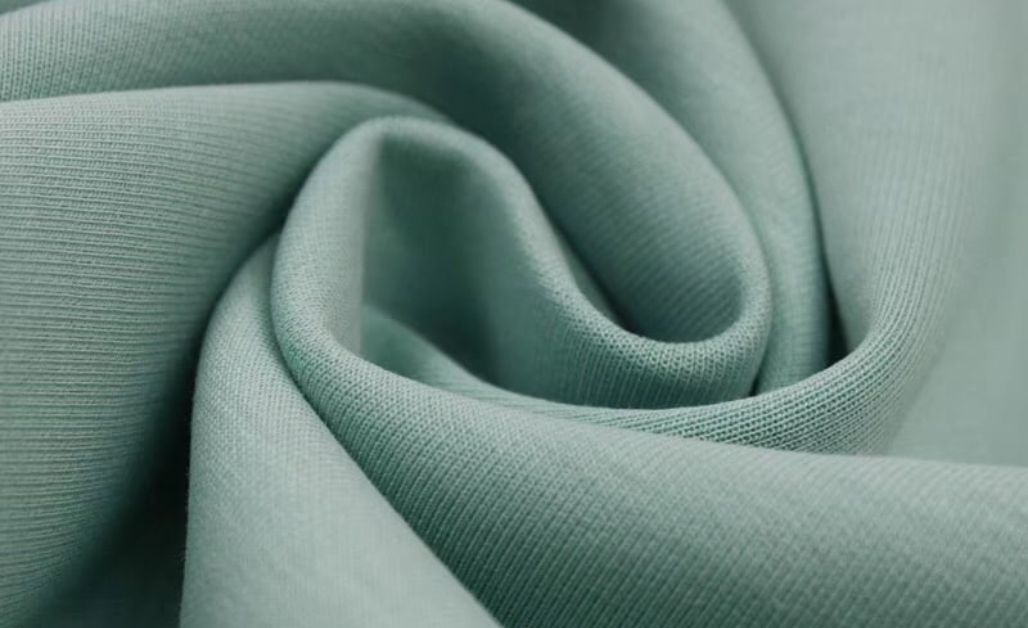 Vải cotton là chất liệu vải được làm từ 100% sợi bông tự nhiên có khả năng thấm hút mồ hôi cực tốt, thông thoáng và an toàn cho da.